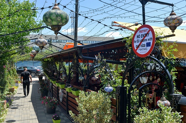 Un panneau "Pas d'entrée pour les citoyens de l'UE sans visa" affiché devant un restaurant à Pristina le 28 juin 2022. Photo de KUSHTRIM TERNAVA/AFP via Getty Images.