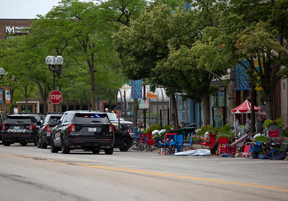 Les premiers intervenants travaillent sur la scène d'une fusillade lors d'un défilé du 4 juillet 2022 à Highland Park, Illinois. 
(Photo : Jim Vondruska/Getty Images)