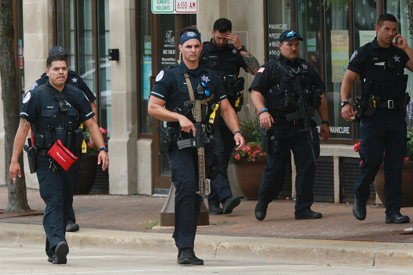 Les forces de l'ordre fouillent la zone où a eu lieu une fusillade lors d'un défilé du 4 juillet 2022 à Highland Park, Illinois. La police a arrêté Robert "Bobby" E. Crimo III, 22 ans, en relation avec la fusillade qui a fait six morts et 19 blessés, selon les rapports publiés. (Photo : Mark Borenstein/Getty Images)