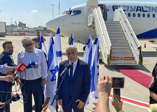 -Le Premier ministre israélien Yair Lapid s'adresse à la presse avant d'embarquer sur son vol pour la France, à l'aéroport israélien Ben Gourion de Lod le 5 juillet 2022. Photo GUILLAUME LAVALLEE/AFP via Getty Images.