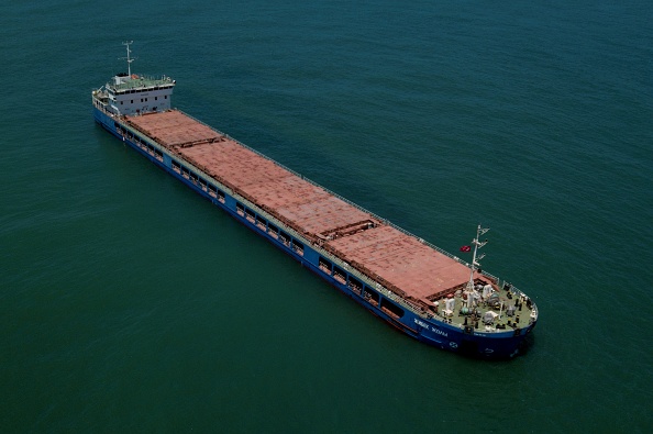 Le cargo battant pavillon russe "Zhibek Zholy" ancré le 5 juillet 2022 sur la côte de la mer Noire du district de Karasu à Sakarya.  Photo par OZAN KOSE/AFP via Getty Images.