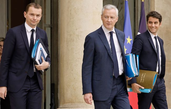 Le ministre du Travail Olivier Dussopt, le ministre de l'Économie et des Finances Bruno Le Maire, le ministre délégué aux Comptes publics Gabriel Attal, quittent l'Élysée après le conseil des ministres  à Paris, le 7 juillet 2022. (Photo : LUDOVIC MARIN/AFP via Getty Images) 