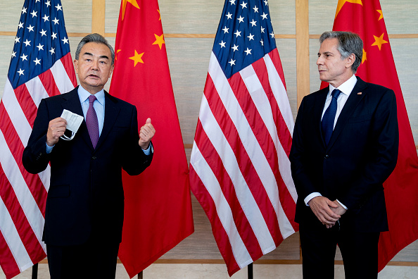 -Le secrétaire d'État américain Antony Blinken et le ministre chinois des Affaires étrangères Wang Yi assistent à une réunion à Bali, le 9 juillet 2022. Photo de Stefani Reynolds / POOL / AFP via Getty Images.