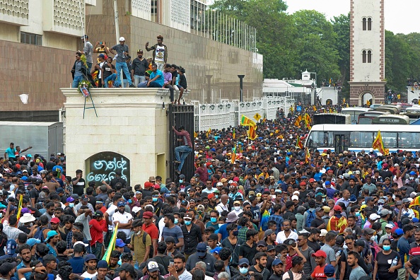 Des manifestants demandant la démission du président du Sri Lanka, Gotabaya Rajapaksa, se rassemblent dans l'enceinte du palais présidentiel du Sri Lanka, à Colombo, le 9 juillet 2022. (Photo : AFP) (Photo by -/AFP via Getty Images)