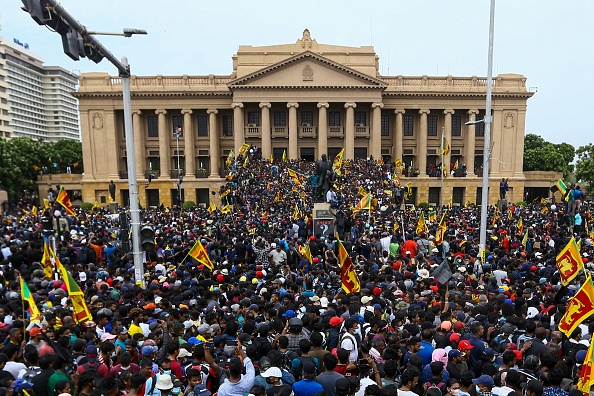 Des manifestants participent à une manifestation anti-gouvernementale devant le bureau du président à Colombo, le 9 juillet 2022. (Photo : AFP) (Photo by -/AFP via Getty Images)