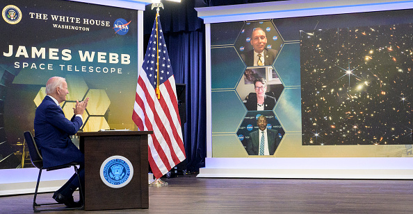 Dans ce document fourni par la National Aeronautics and Space Administration (NASA), le président américain Joe Biden présente la première image en couleur du télescope spatial James Webb de la NASA, l'image la plus haute résolution disponible de l'univers infrarouge, dans l'auditorium de la cour sud dans le bâtiment du bureau exécutif Eisenhower de la Maison Blanche le 11 juillet 2022 à Washington, DC.  
(Photo Bill Ingalls-NASA via Getty Images)