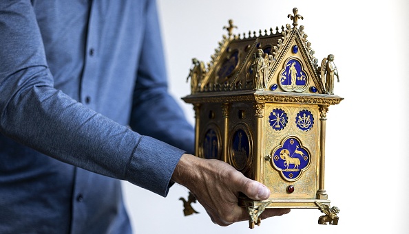 Le détective d'art néerlandais Arthur Brand avec la relique du "Précieux Sang du Christ" à Amsterdam le 11 juillet 2022. Photo de RAMON VAN FLYMEN/ANP/AFP via Getty Images.