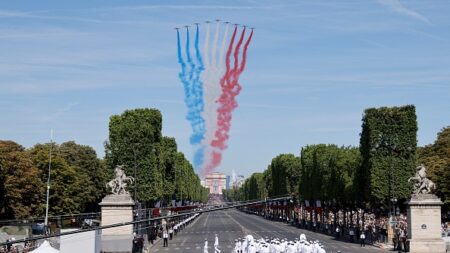 Coup d’envoi du défilé militaire du 14-Juillet à Paris, en pleine guerre en Ukraine