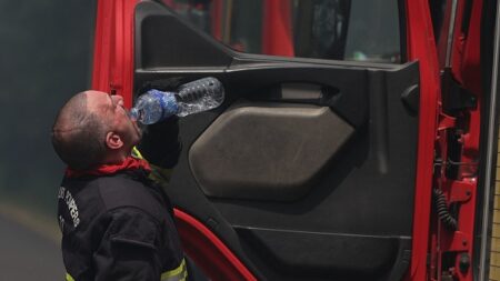 Gironde: les habitants ravitaillent jour et nuit les pompiers, un élan de solidarité «rarement vu»