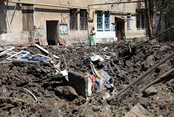 Une femme devant sa maison détruite à la suite d'une frappe aérienne russe dans la région de Donetsk, le 17 juillet 2022. Photo par ANATOLII STEPANOV/AFP via Getty Images.