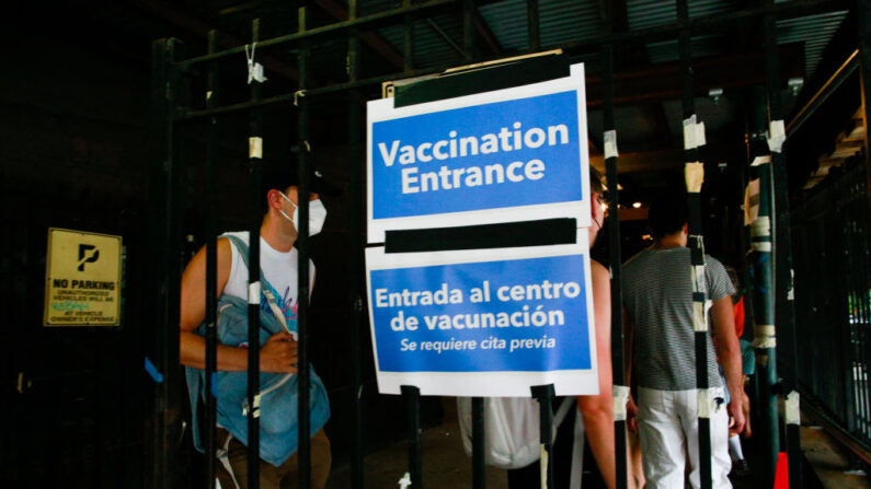 Nouveau site de vaccination de masse au Bushwick Education Campus à Brooklyn, le 17 juillet 2022, à New York. - New York a déjà  programmé 21.500 vaccins et espère accélérer le processus, en promettant plus de 30.000 injections pour l'ensemble de l'État. (KENA BETANCUR/AFP via Getty Images)