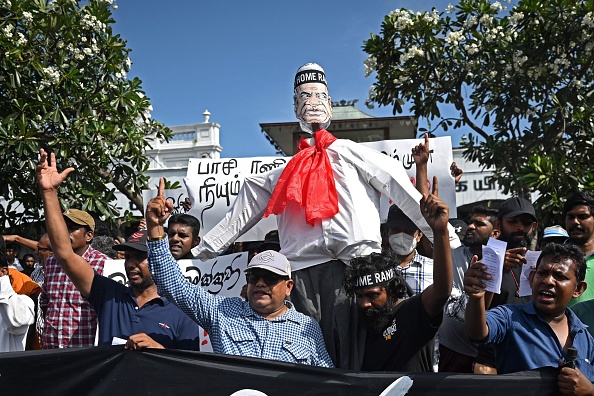 Des manifestants portent une effigie du président par intérim du Sri Lanka, Ranil Wickremesinghe, lors d'une manifestation à Colombo le 19 juillet 2022. Photo par Arun SANKAR / AFP via Getty Images.