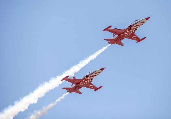 Des avions de chasse F5 volent lors d'une cérémonie officielle commémorant l'invasion de Chypre par la Turquie en 1974 et l'établissement de la "République turque de Chypre du Nord" (RTCN) autoproclamée, reconnue uniquement par la Turquie, dans la partie nord de la capitale de l'île, Nicosie, le 20 juillet 2022. (Photo : BIROL BEBEK/AFP via Getty Images)