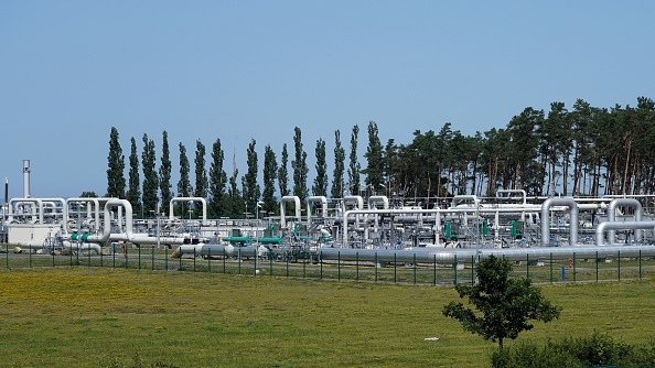 Une photo prise le 20 juillet 2022 montre des systèmes de tuyaux dans l'usine industrielle du gazoduc Nord Stream 1 pour la mer Baltique, près de Lubmin, dans le nord-est de l'Allemagne.(Photo : EDOUARD MERLO/AFP via Getty Images)