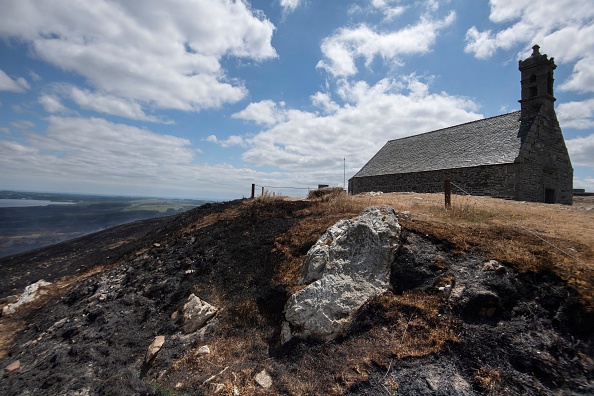 Une photo montre la chapelle Saint-Michel-de-Brasparts après qu'un incendie de forêt a touché Brasparts, dans l'ouest de la France, le 21 juillet 2022.  (FRED TANNEAU/AFP via Getty Images)