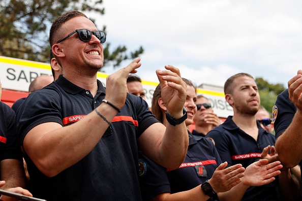 C'est pour remercier les pompiers et tous ceux qui luttent contre les incendies en Gironde que deux amies ont décidé de créer l'autocollant gratuit "merci à tous". (ROMAIN PERROCHEAU/AFP via Getty Images)