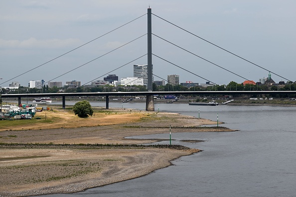 Un bateau de navigation intérieure navigue sur le Rhin, le lit de la rivière partiellement asséché à Düsseldorf, dans l'ouest de l'Allemagne, le 25 juillet 2022. Photo par INA FASSBENDER/AFP via Getty Images.