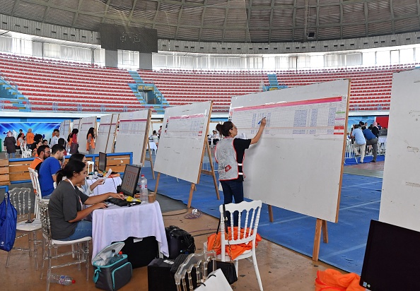 Les responsables électoraux tunisiens comptent les votes à la suite d'un référendum sur une nouvelle constitution, dans la capitale Tunis le 26 juillet 2022. Photo de FETHI BELAID/AFP via Getty Images.