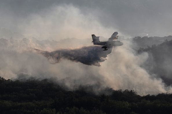 Un Canadair de la Sécurité civile française en Ardèche, le 27 juillet 2022. (Photo : JEAN-PHILIPPE KSIAZEK/AFP via Getty Images)