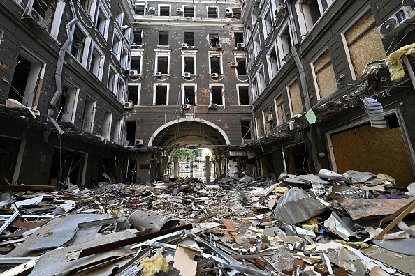 -La cour d'un complexe commercial et de bureaux à la suite d'une attaque dans le centre de Kharkiv le 27 juillet 2022. Photo Genya SAVILOV/AFP via Getty Images.