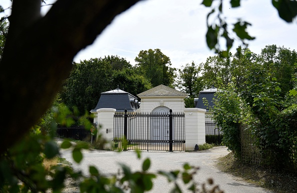 L’entrée fermée du château Louis XIV appartenant au prince héritier saoudien Mohammed bin Salman, à Louveciennes en dehors de Paris. Photo de JULIEN DE ROSA/AFP via Getty Images.