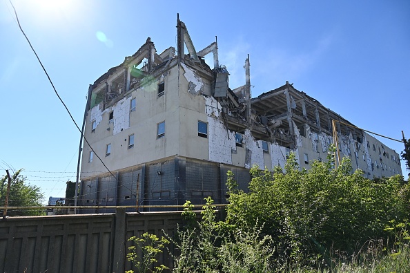 -Une maison de presse, une imprimerie, des bureaux de rédaction et des magasins bombardés à Kharkiv par une frappe de missiles le matin du 31 juillet 2022. Photo de SERGEY BOBOK/AFP via Getty Images.