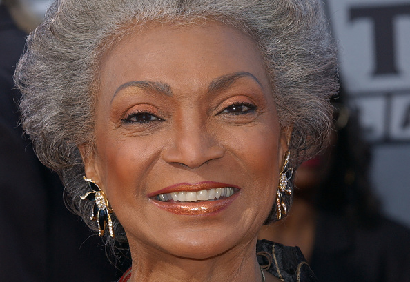 Sur cette photo du 2 mars 2003, l'actrice américaine Nichelle Nichols assiste aux prix TV Land 2003 au Palladium Theatre à Hollywood, en Californie.  Elle était surtout connue pour avoir incarné le Lt Nyota Uhura dans Star Trek. (Photo CHRIS DELMAS/AFP via Getty Images)