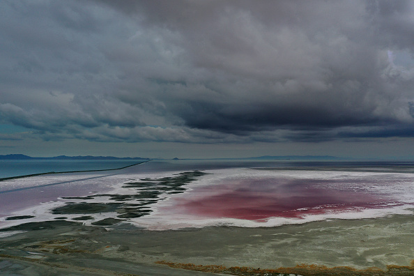 Dans une vue aérienne, un bassin d'évaporation est rouge rosé en raison des niveaux de salinité élevés laisse une croûte de sel sur la section nord du Grand Lac Salé le 2 août 2021 près de Corinne, Utah. (Photo : Justin Sullivan/Getty Images)