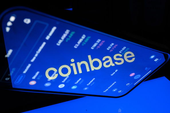 L'un des suspects était impliqué dans le processus hautement confidentiel d'inscription de crypto-actifs sur les échanges de Coinbase et "avait une connaissance détaillée et avancée" du calendrier de ces inscriptions. (Photo illustration : Leon Neal/Getty Images)