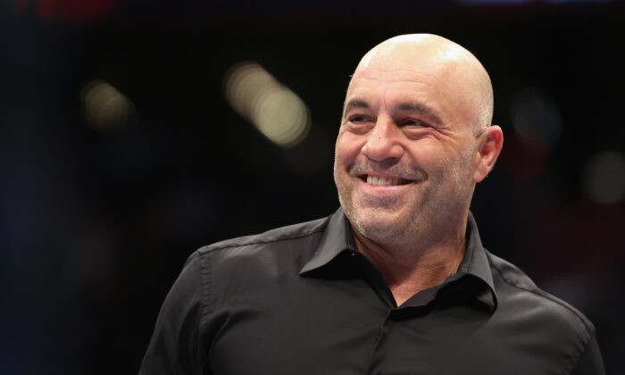 Joe Rogan lors de l'UFC 274 au Footprint Center à Phoenix, Arizona, le 7 mai 2022. (Christian Petersen/Getty Images)