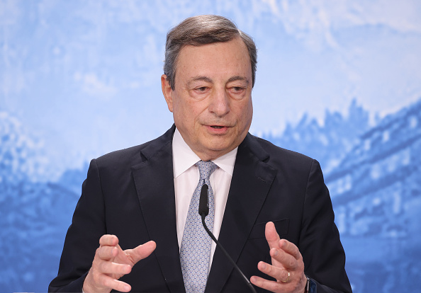 Le Premier ministre italien Mario Draghi s'adresse aux médias lors du troisième et dernier jour du sommet du G7 au Schloss Elmau, le 28 juin 2022, en Allemagne. (Photo : Sean Gallup/Getty Images)