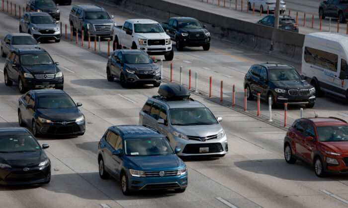 Véhicules sur l'I-95 à Miami, en Floride, le 30 juin 2022. (Joe Raedle/Getty Images)