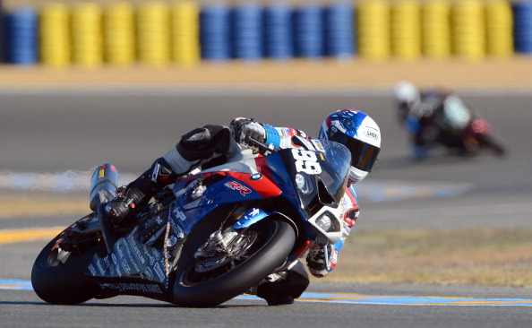 Le Français Sébastien Gimbert pilote sa BMW lors de la 35e édition de la course d'endurance moto des 24 Heures du Mans, le 8 septembre 2012 au Mans, dans l'ouest de la France.   (JEAN-FRANCOIS MONIER/AFP/GettyImages)