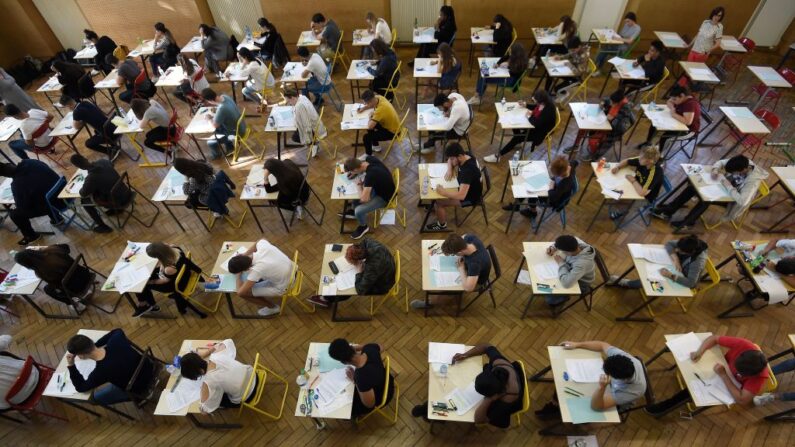 Lycéens lors d'une épreuve de philo, en France, le 18 juin 2018 (FREDERICK FLORIN/AFP via Getty Images)