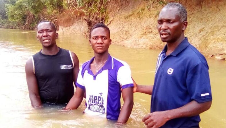 Le pasteur Andrew Garba (à g.) et le pasteur Ezekiel Garba baptisent un membre de l'église dans la ville de Kasan-kogi. (Avec l'aimable autorisation du pasteur Andrew Garba)