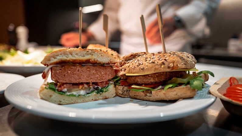 Des hamburgers à base de steak végétal - Illustration - Photo de Fabrice COFFRINI / AFP via Getty Images.