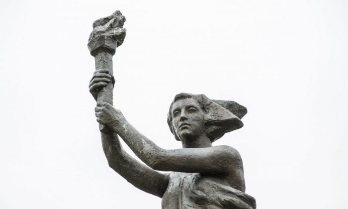 Le mémorial des victimes du communisme à Washington, le 8 novembre 2017. C'est une copie de la statue de la Déesse de la démocratie érigée par les étudiants chinois lors des manifestations de la place Tiananmen à Pékin, en 1989. (Samira Bouaou/Epoch Times)