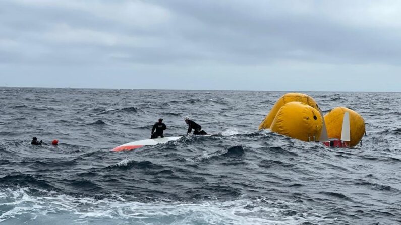 "Un sauvetage à la limite de l'impossible". Voilà comment "Salvamento Maritimo", le service espagnol de secours en mer, a décrit sur Facebook le sauvetage mardi du navigateur, dont le bateau a chaviré dans l'Atlantique en plein parcours qualificatif pour la Route du Rhum 2022. (photo www.facebook.com/salvamentomaritimo.es)