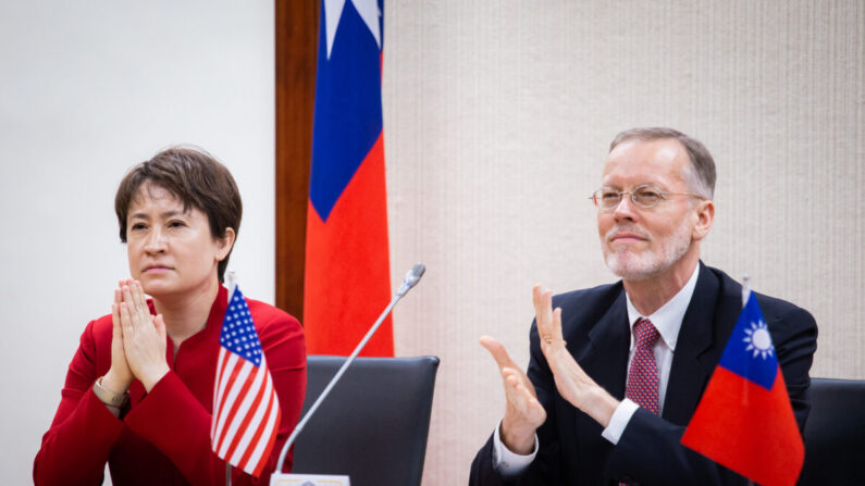 Hsiao Bi-khim (à g.), la nouvelle représentante de Taïwan aux États-Unis, et Brent Christensen, directeur de l'Institut américain à Taïwan, lors d’une cérémonie inaugurale organisée à Taipei le 20 juillet 2020. (Chen Po-chou/Epoch Times)