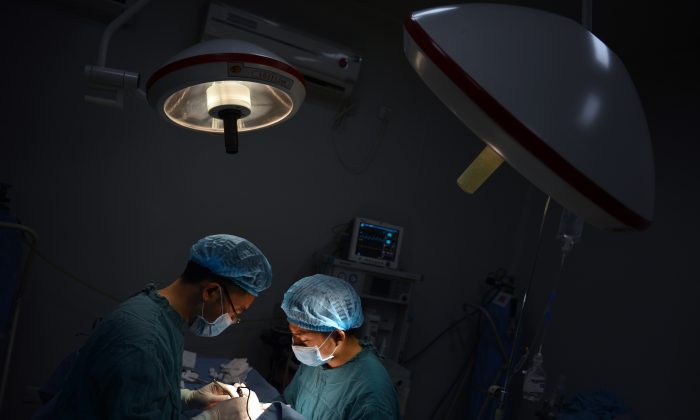 Médecins lors d’une opération chirurgicale à Chongqing, le 9 août 2013. (Peter Parks/AFP/Getty Images)