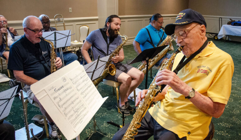 Dominick Critelli joue du saxophone chaque semaine avec un groupe de jazz à Long Island, N.Y. (Dave Paone/The Epoch Times)