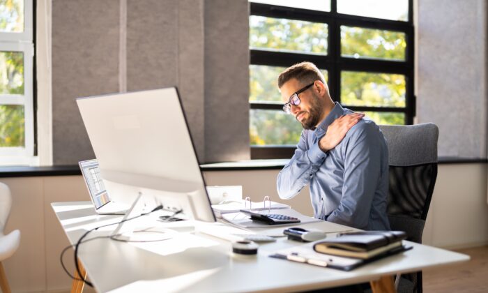 Pour le mal de dos, l'anxiété est un facteur plus important que la posture, selon les chercheurs. (AdobeStock)