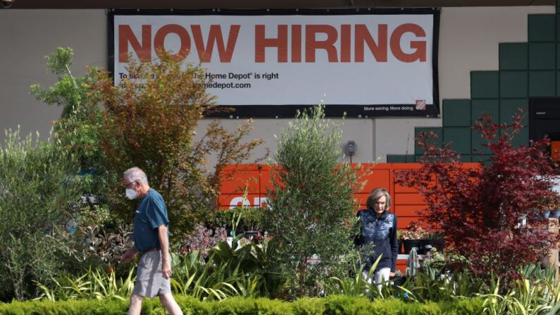 Un panneau "Recrute dès maintenant" dans un magasin Home Depot à San Rafael, en Californie, le 5 août 2022. (Justin Sullivan/Getty Images)