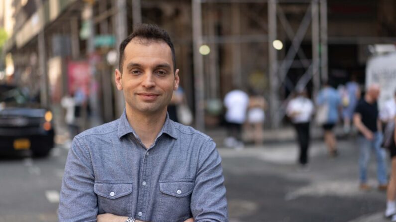 Konstantin Kisin, comédien russo-britannique, co-animateur du podcast TRIGGERnometry et auteur de « An Immigrant's Love Letter to the West », à New York le 19 juillet 2022. (Jack Wang/Epoch Times)