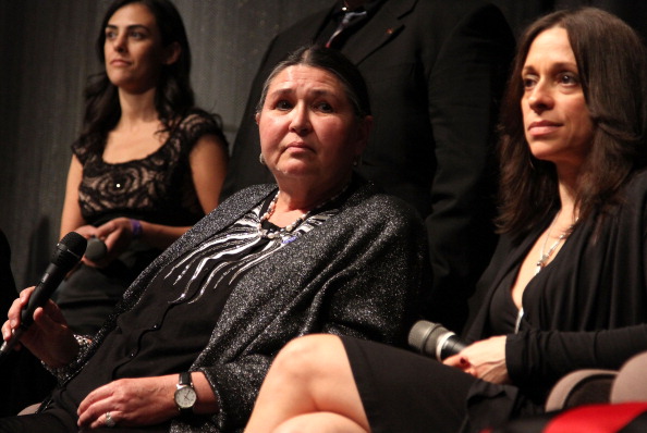 Sacheen Littlefeather (au centre) accompagnée de la productrice du film Christina Fon (à droite) à Los Angeles, en Californie, le 20 novembre 2010. (Photo :  Valerie Macon/Getty Images)