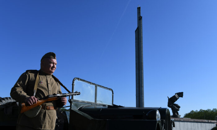 Un homme en ancien uniforme soviétique assiste aux festivités marquant les 74 ans de la fin de la Seconde Guerre mondiale et commémorant la victoire de l’Union soviétique sur l'Allemagne nazie, au Monument de la victoire à Riga, en Lettonie, le 9 mai 2019. (Ilmars Znotins/AFP via Getty Images)