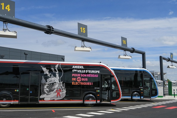 Bus électriques garés dans leur dépôt à Rivery, près d'Amiens, dans le nord de la France.  (JEAN LIOU/AFP via Getty Images)