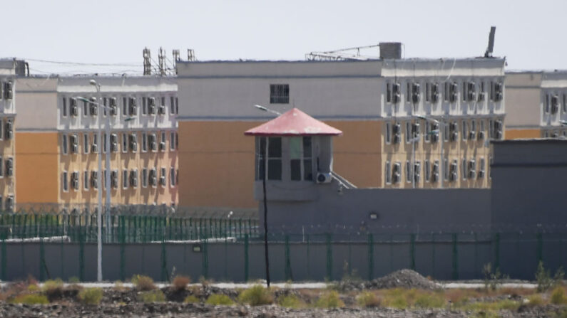 Le "Centre de services de formation professionnelle" de la ville d'Artux, un camp de rééducation où sont détenues des minorités ethniques majoritairement musulmanes, au nord de Kashgar, dans le Xinjiang, le 2 juin 2019 (GREG BAKER/AFP via Getty Images)