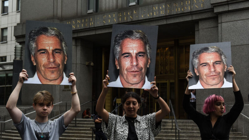 Protestations devant le palais de justice fédéral, le 8 juillet 2019 à New York. (Stephanie Keith/Getty Images)