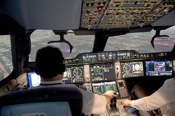 Pilotes d'Air France dans un Airbus A350.       (Photo : ERIC PIERMONT/AFP via Getty Images)